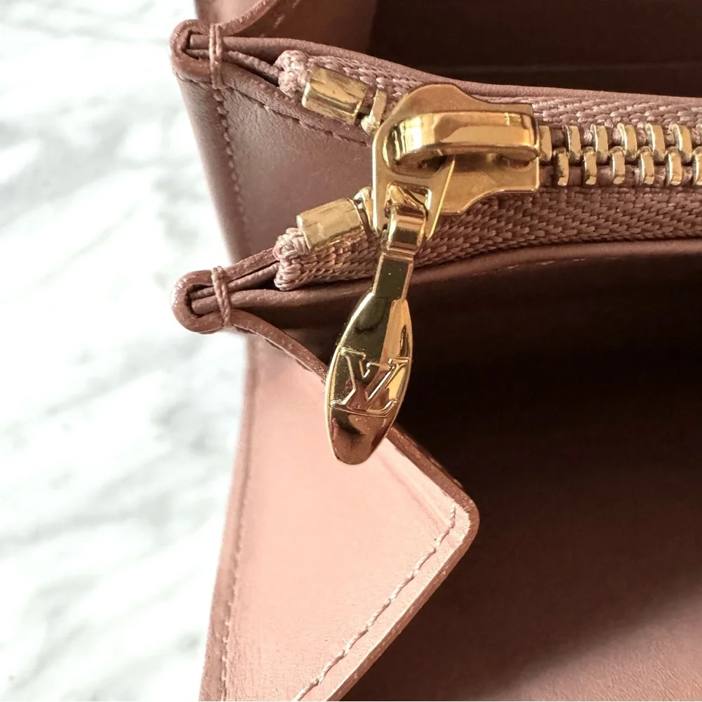 ๐ LOUIS VUITTON Authentic Neutral Pale Pink Patent Leather Wallet. - Picture 4 of 12